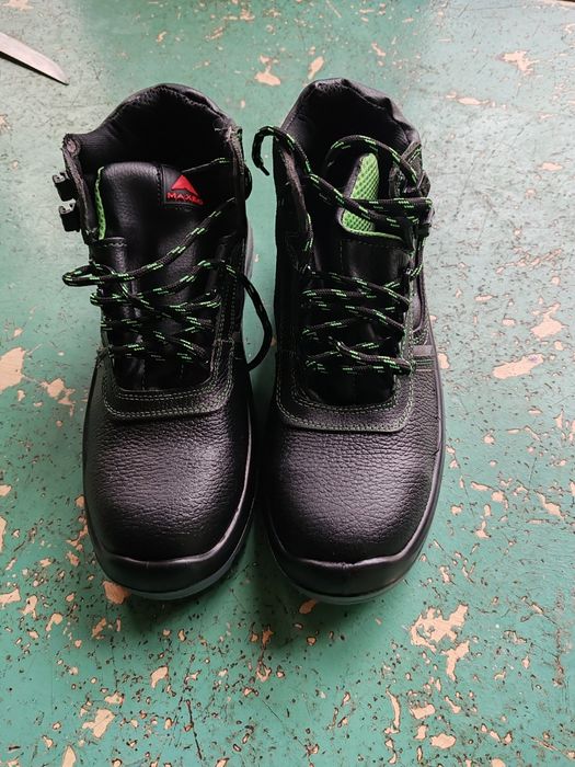 Продавам работни обувки