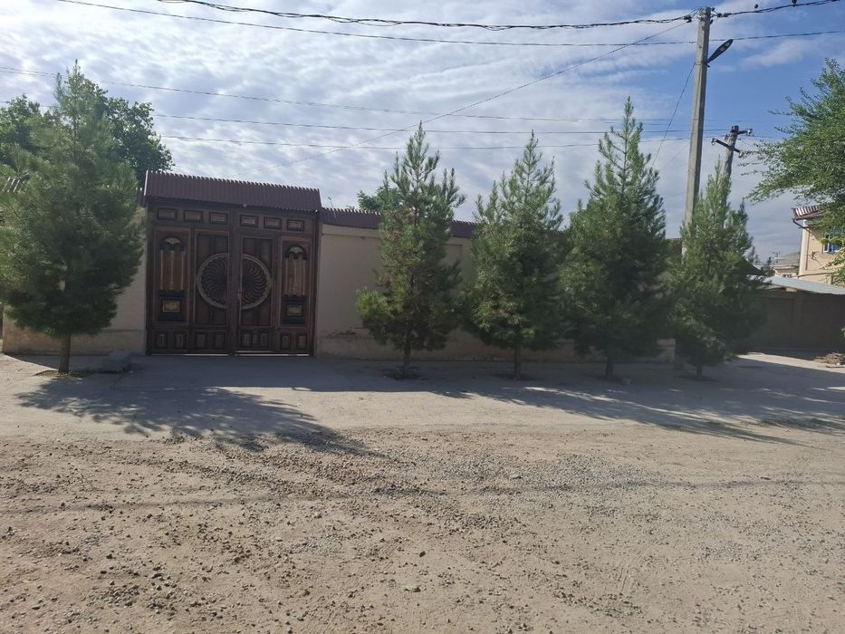 Hovli uy sotiladi
