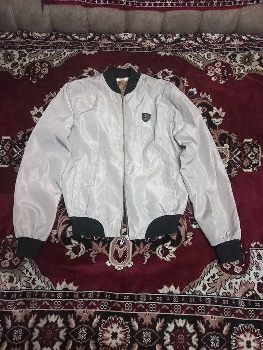 Ветровка женская .отличное качество. Почти  новая. Цена  6000 тг.