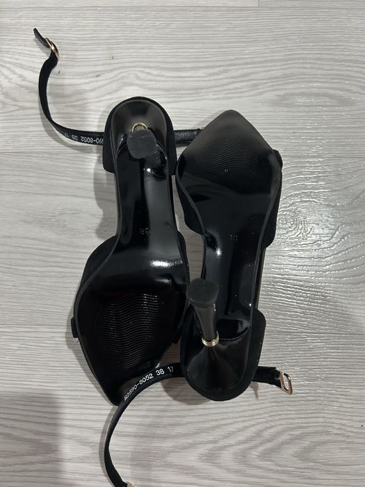 Продам новые босоножки