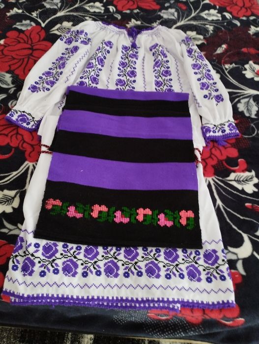 Vând haine țărănești