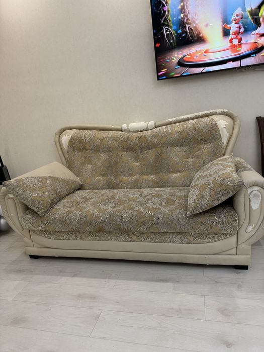 Отдам даром диван и 4 стула