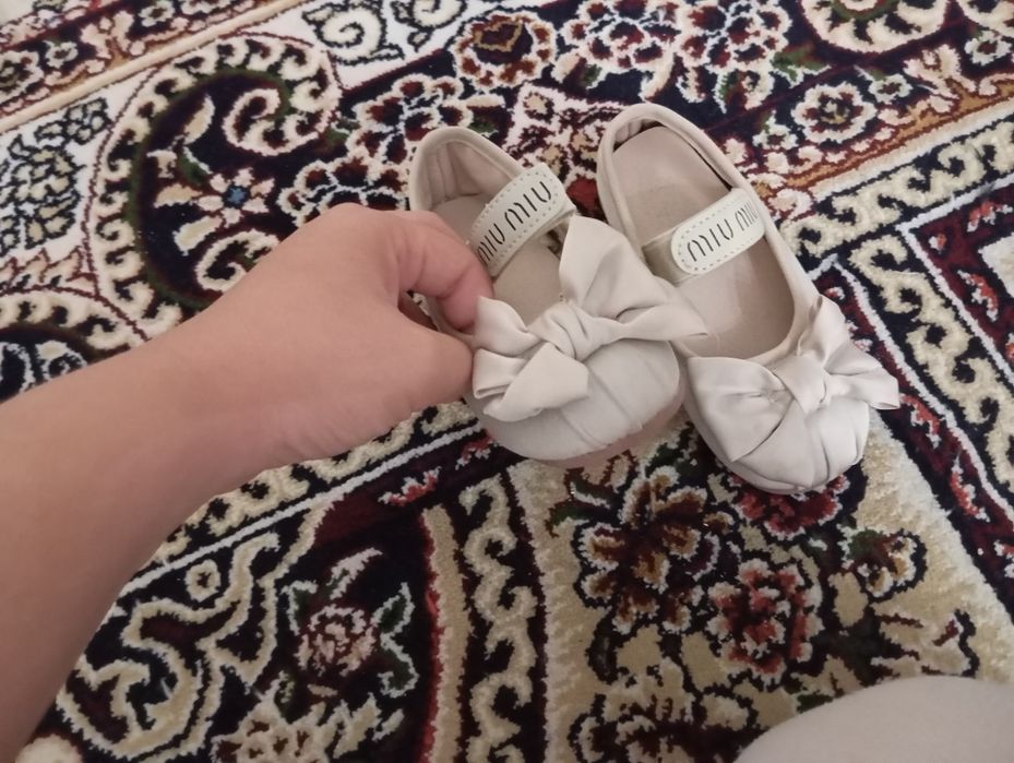 Qizlar uchun bollalar obuvi