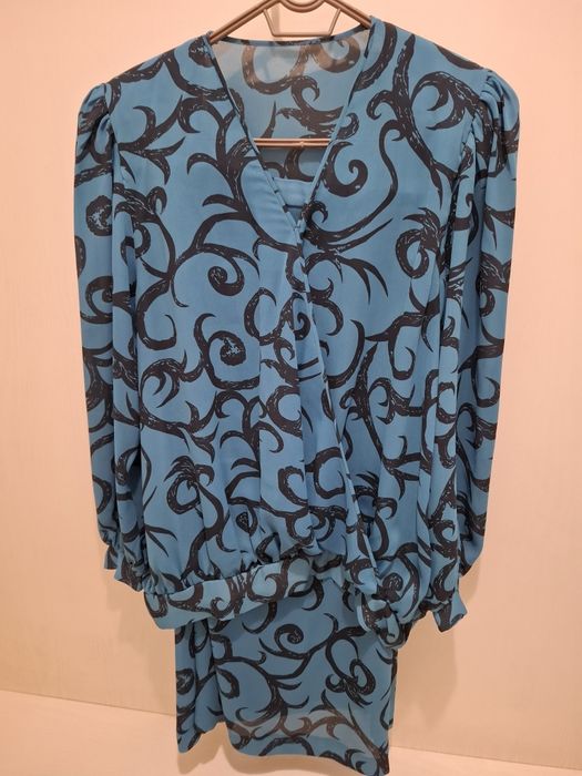 Продавам костюми и рокли