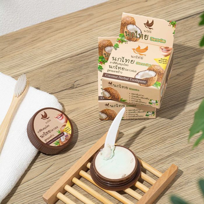 Избелваща паста за зъби с екстракт от кокос от Тайланд