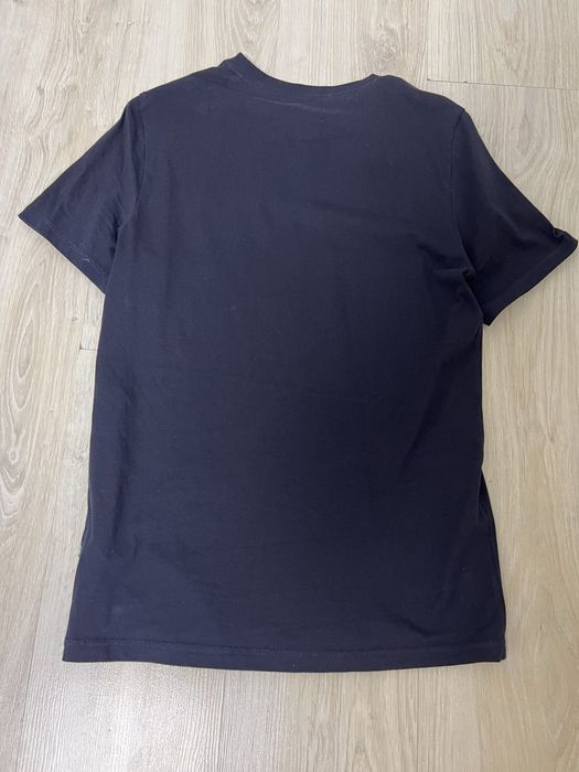 Vand tricou Guess albastru inchis marimea S in stare impecabila