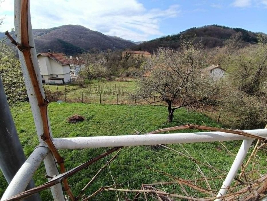 Продава къща с двор в Троянския Балкан
