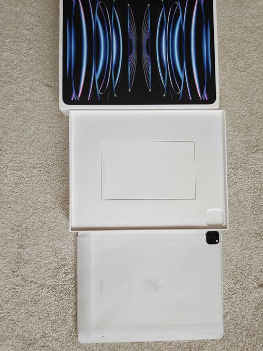 Vând iPad pro gen 6 12'9. Inch  ca nouă în cutie originala cu folie