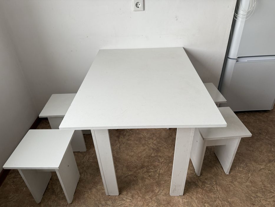 Стол со стульями в хорошем качестве