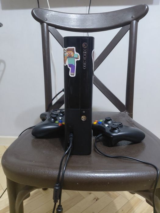 Xbox 360e с кинектом