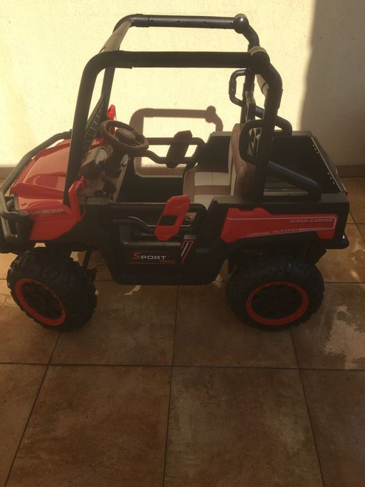 Masinuta electrica cu doua locuri ideala pentru plimbatul copilasilor