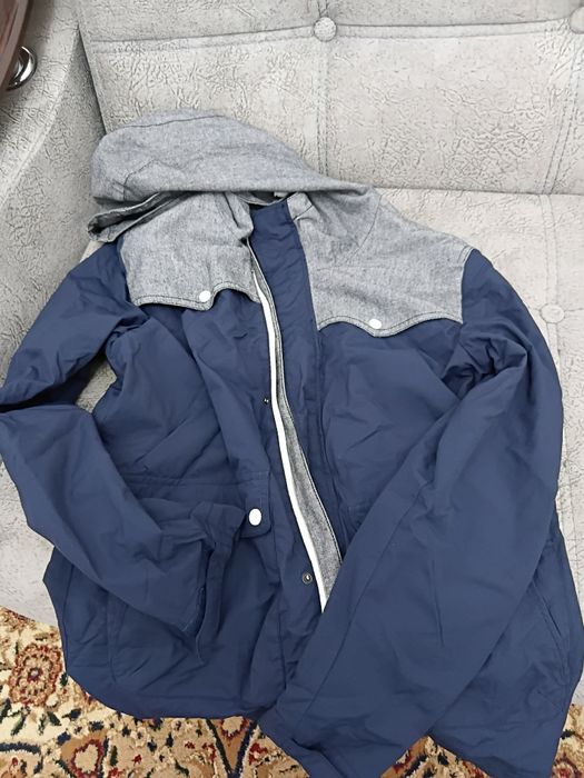 Продам ветровку .