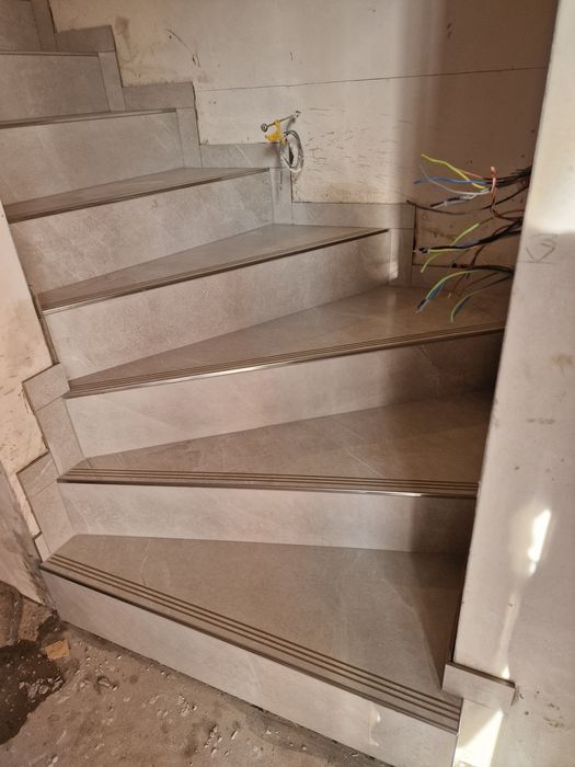 Placări faianță și gresie.