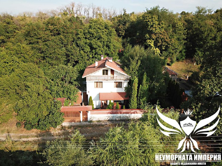 Двуетажна къща с гараж 300РЗП с 900кв. двор село Нови Извор