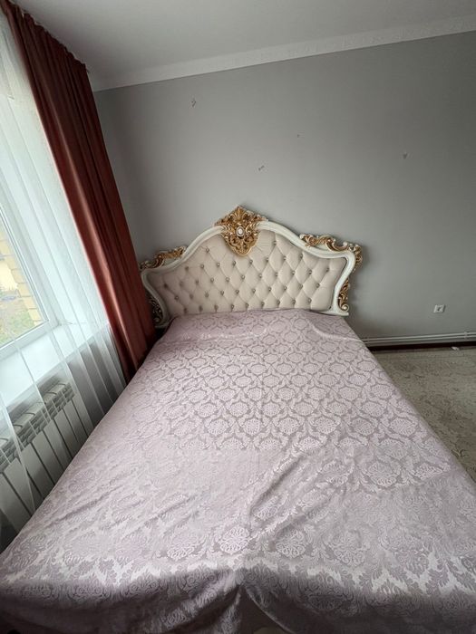 Продам спальный кровать и две тумбочки двухспальный.