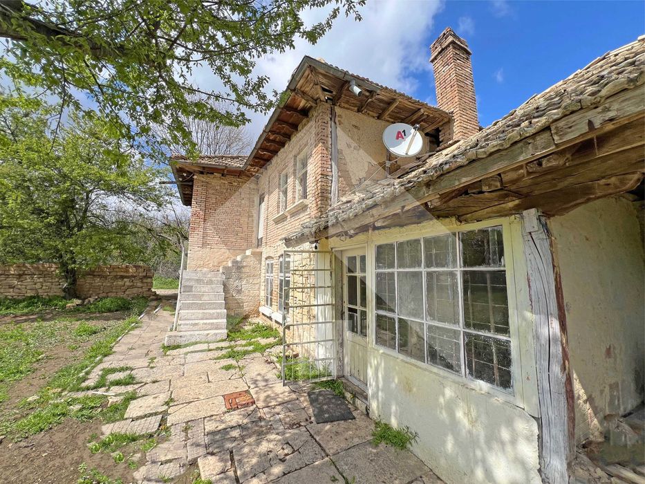 Продава тухлена селска къща в с. Мировци (общ. Нови пазар, обл. Шумен)