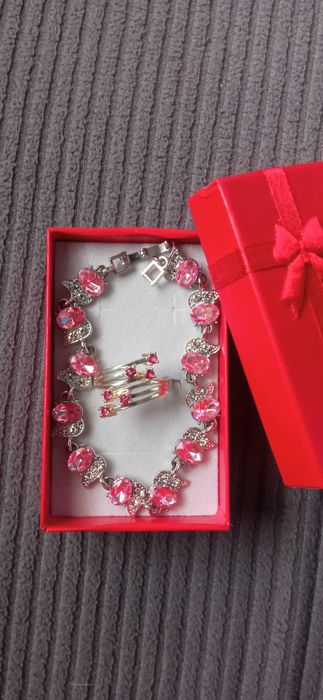 Нов, елегантен, дамски,сребърен комплект в подаръчна кутия.