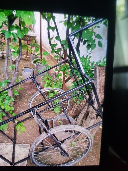 Remorcă de bicicletă  cu roti pe  24   are 1m  pe 60  cmm