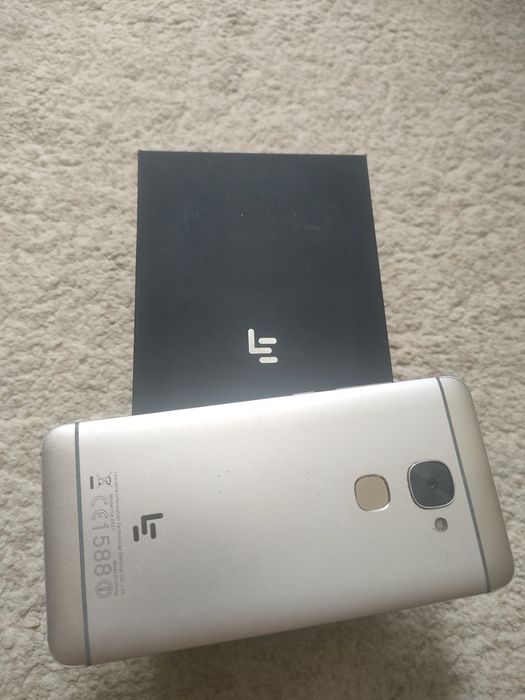 Продам смартфон Lee!