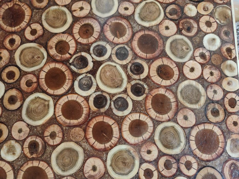 Măsuță de cafea unicat cu rășină epoxidică și lemn salvat – artizanat