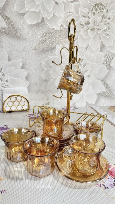 Чашки с блюдцами и вешалкой