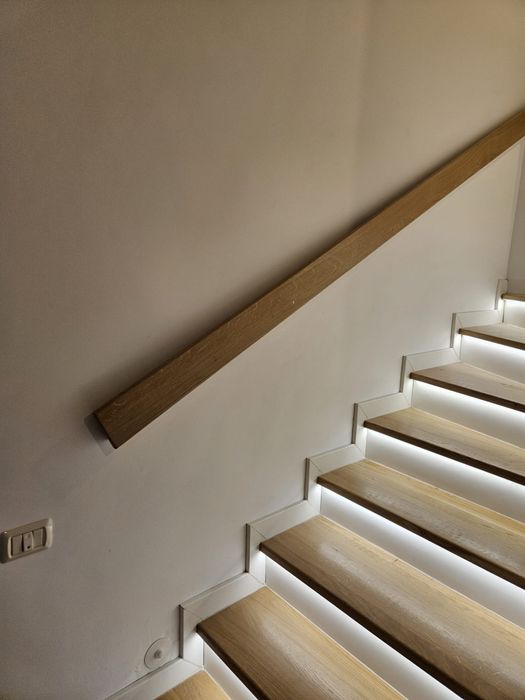 Trepte lemn masiv, riflaje, balustrada