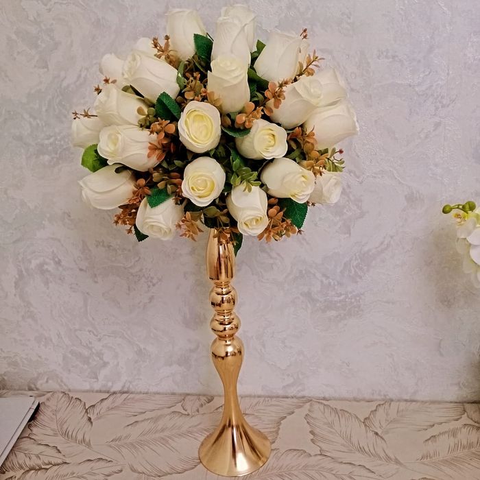 Stol ustidagi salfetkalardan gullar