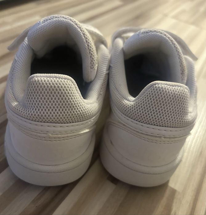 Дести обувки Adidas