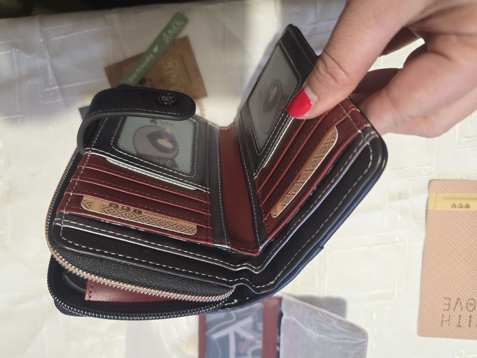 Ново дамско портмоне Анекее