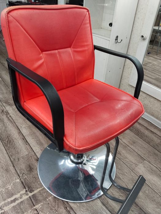 Продаётся удобное парикмахерское кресло
