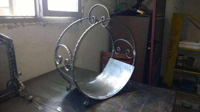 кошница за дърва от ковано желязо