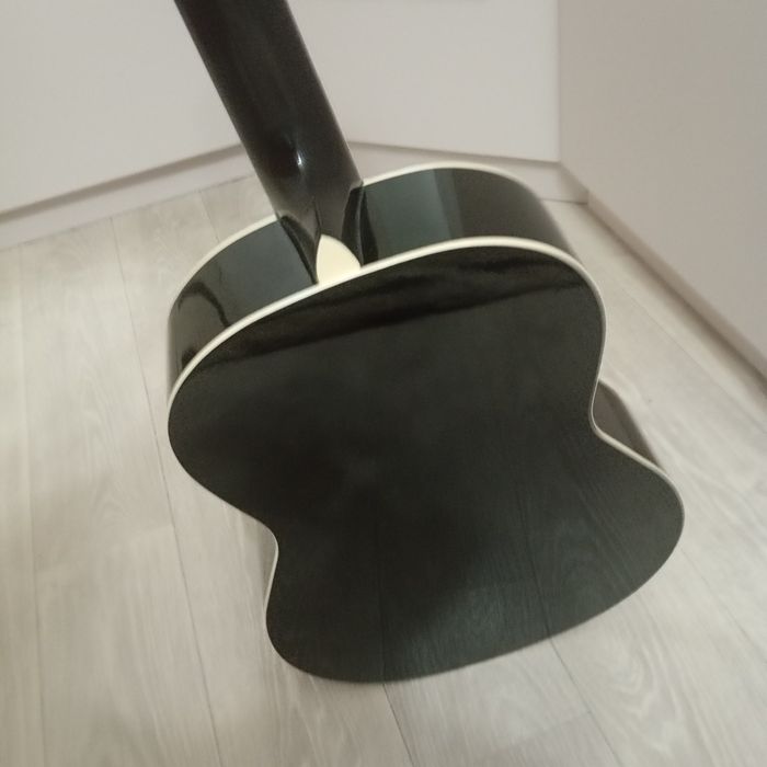 СРОЧНО ПРОДАМ Классическая гитара