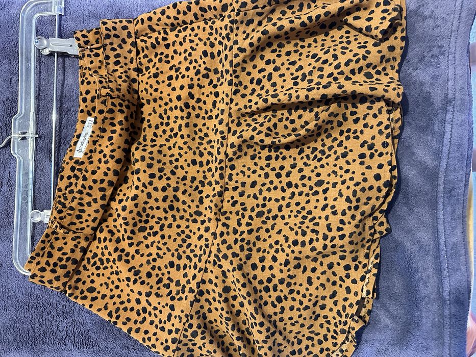 Vand fusta cu pantaloni scurti Stradivarius