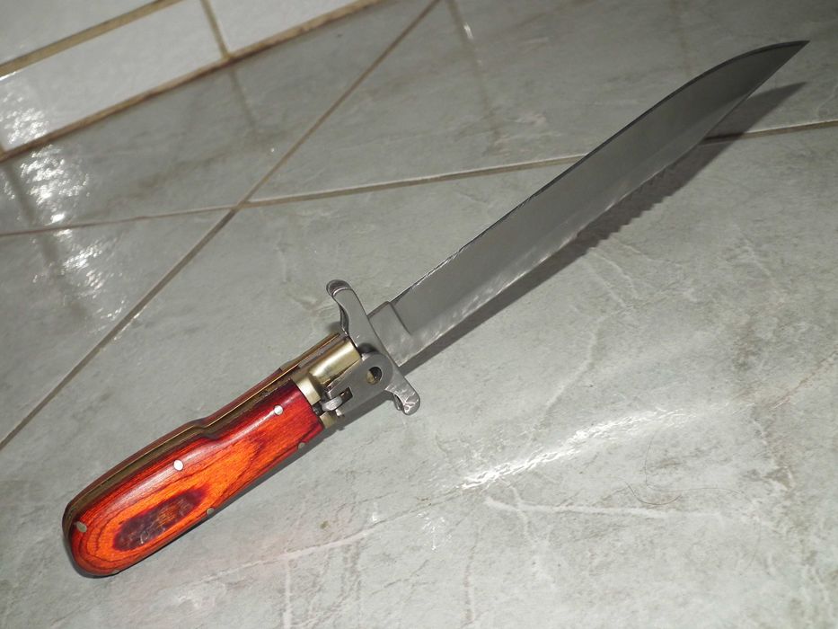 Briceag deosebit interesant de mari dimensiuni ín stare foarte buná