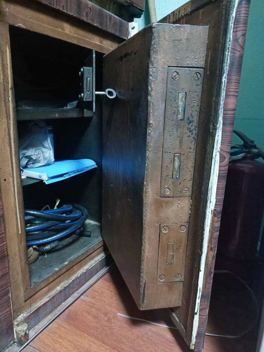 Продаётся сейф с песком огнестойкий