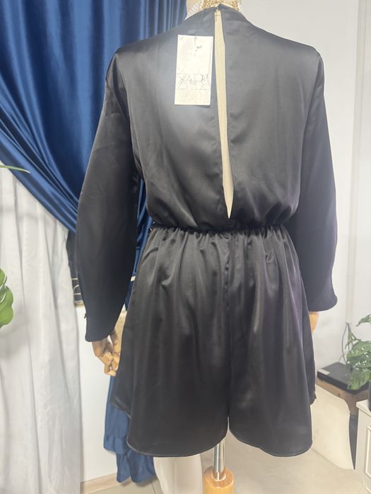 Salopeta scurta satinata de cocktail cu maneci lungi Zara marimea S