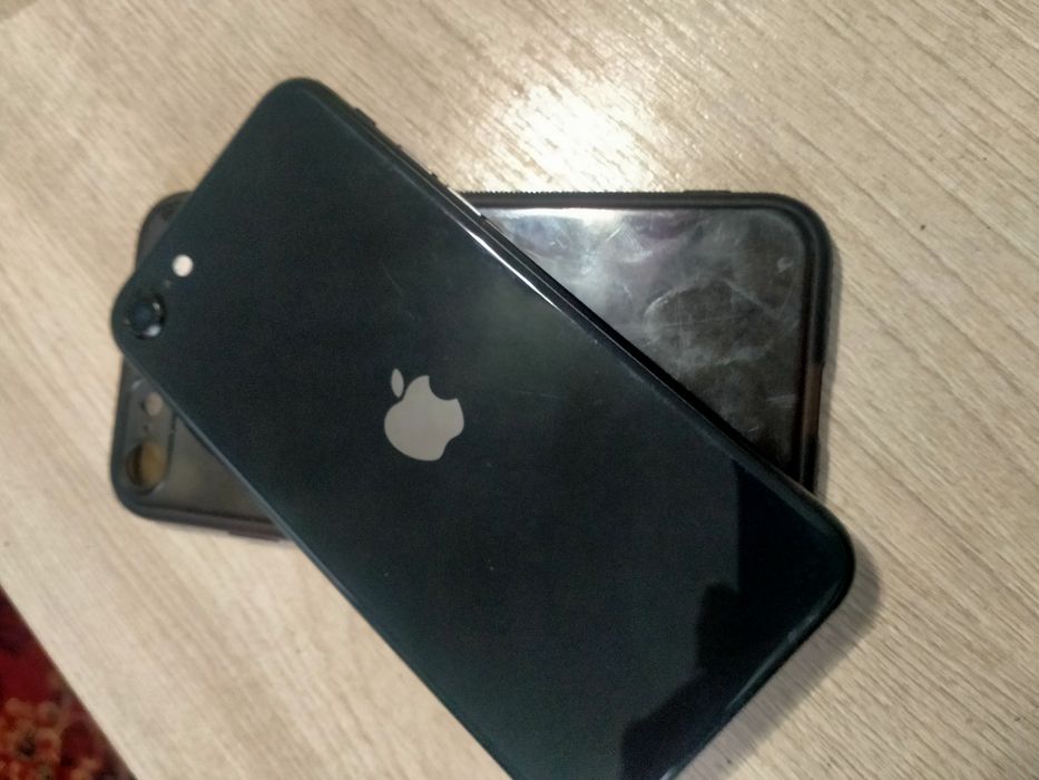 Продам Айфон се 2020