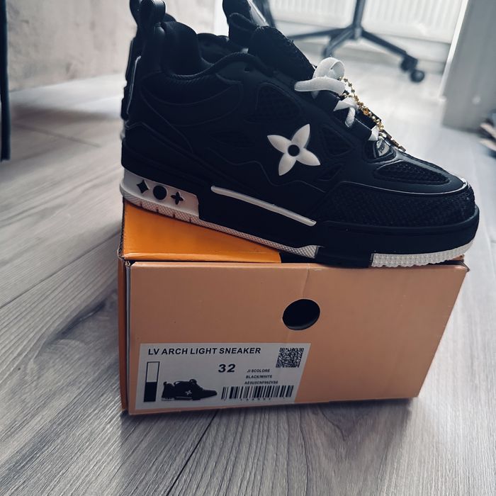 Adidasi Louis Vuitton fete 32 noi