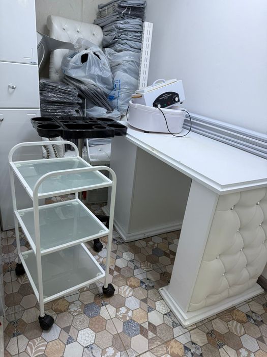 Кресла, столы, шкафы