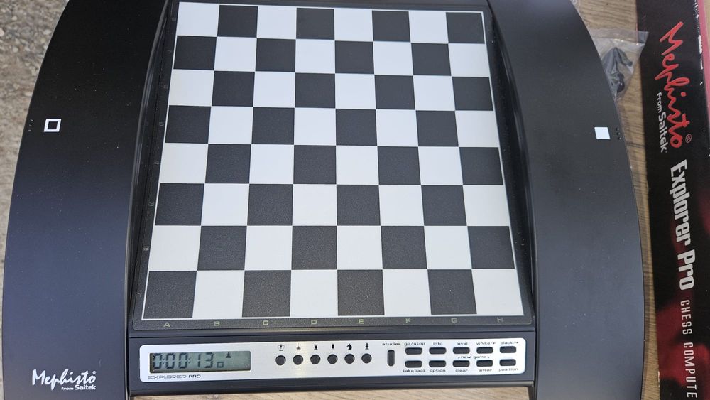 Șah electronic MEphisto Explorer Pro – Saitek – NOU
