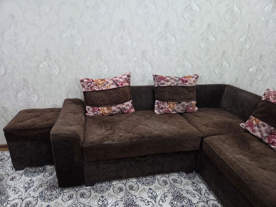 углавой диван