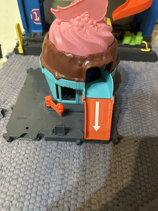 Пистu  HotWheels