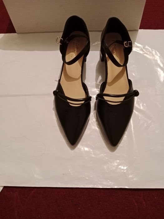 Женские туфли и сумка.