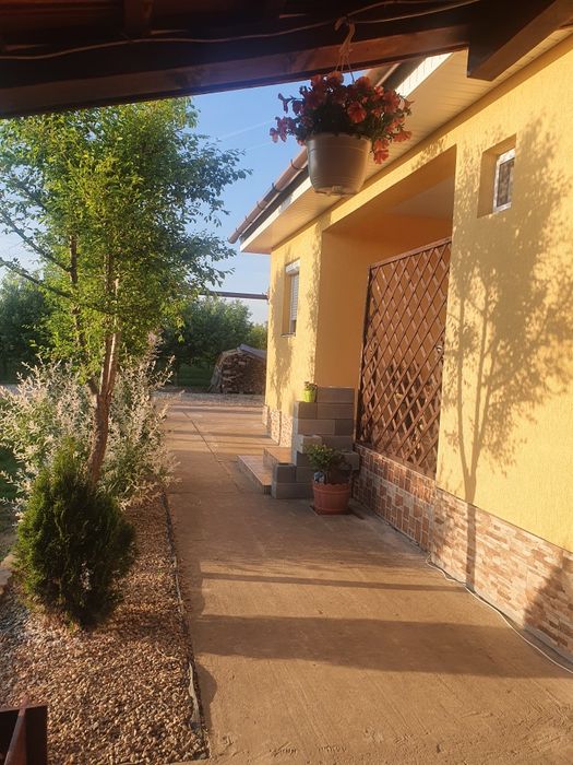 Vand casă 107 mp utili,cu 2 ha  teren,la 15 km de Oradea