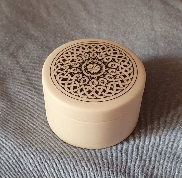 Порцеланова кутийка за бижута