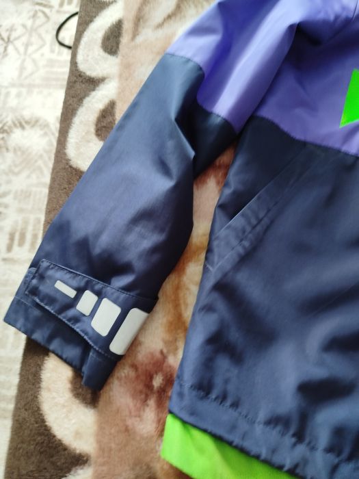 Продам ветровку.