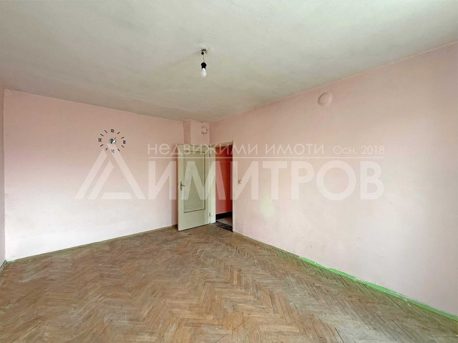 Продава гарсониера 40 м2. в центъра на гр. Нови пазар, САНИРАН жилищен блок. Нисък етаж.