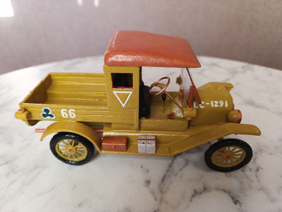 Модель военного грузовика.