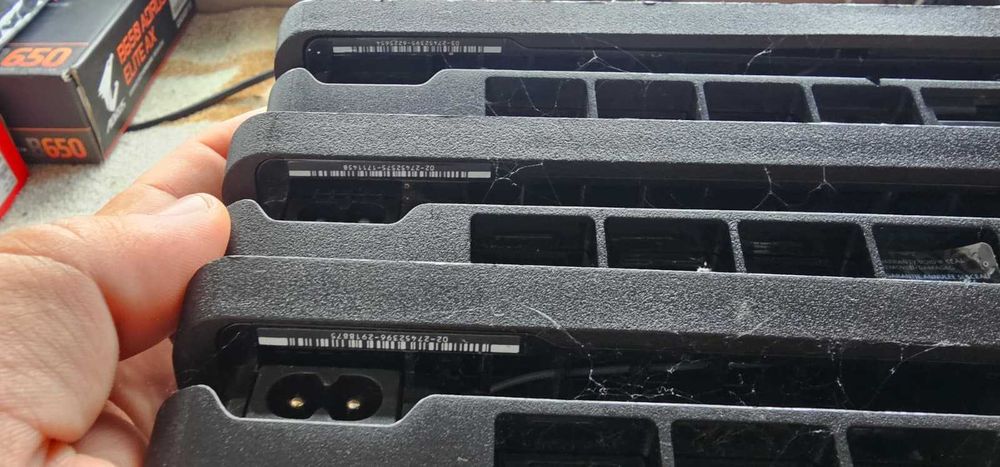 4 console Playstation 4 modate cu 1 maneta