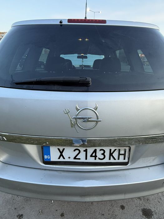Продавам Опел Астра h